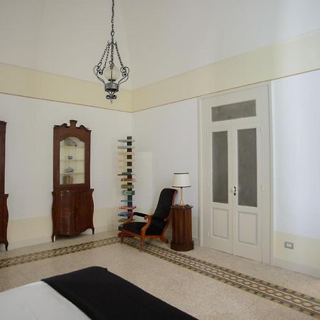 Palazzo Introna Bed & Breakfast Mola di Bari Exterior foto