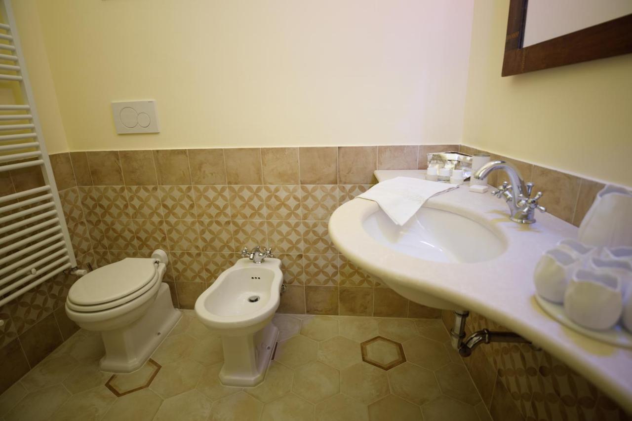 Palazzo Introna Bed & Breakfast Mola di Bari Exterior foto