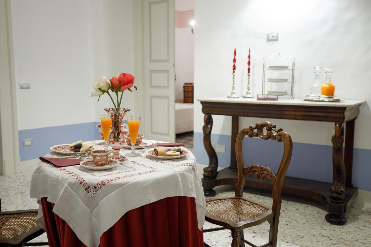 Palazzo Introna Bed & Breakfast Mola di Bari Exterior foto