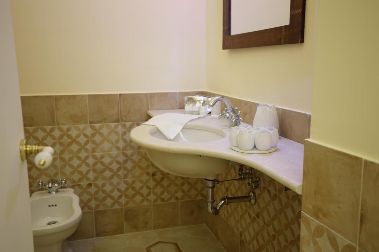 Palazzo Introna Bed & Breakfast Mola di Bari Exterior foto